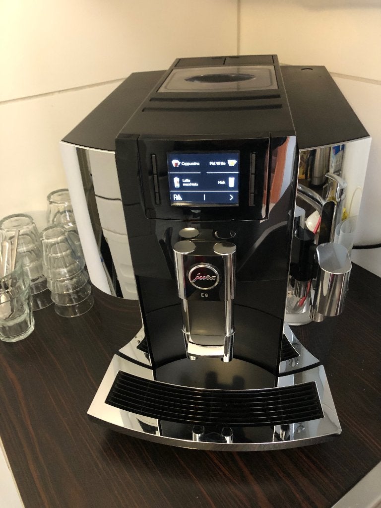 Jura E8 zwart / chroom, Witgoed en Apparatuur, Ophalen, Zo goed als nieuw, Koffiemachine, Gemalen koffie