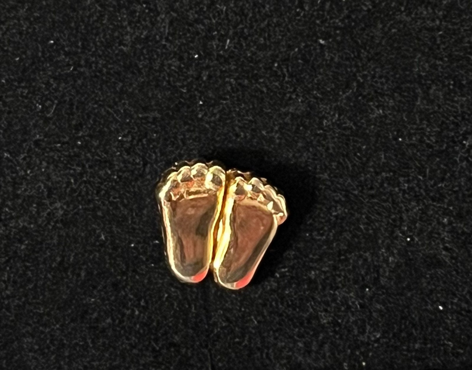 Goudkleurige broche babyvoetjes, Overige materialen, Minder dan 4 cm, Nieuw, Ophalen of Verzenden