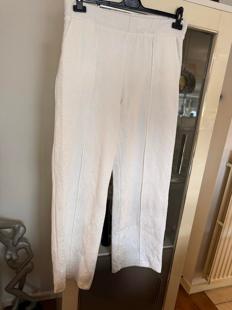 Witte broek met textuur - Maat 42 Norah, Kleding | Dames, Wit, Maat 42/44 (L), Ophalen of Verzenden, Zo goed als nieuw
