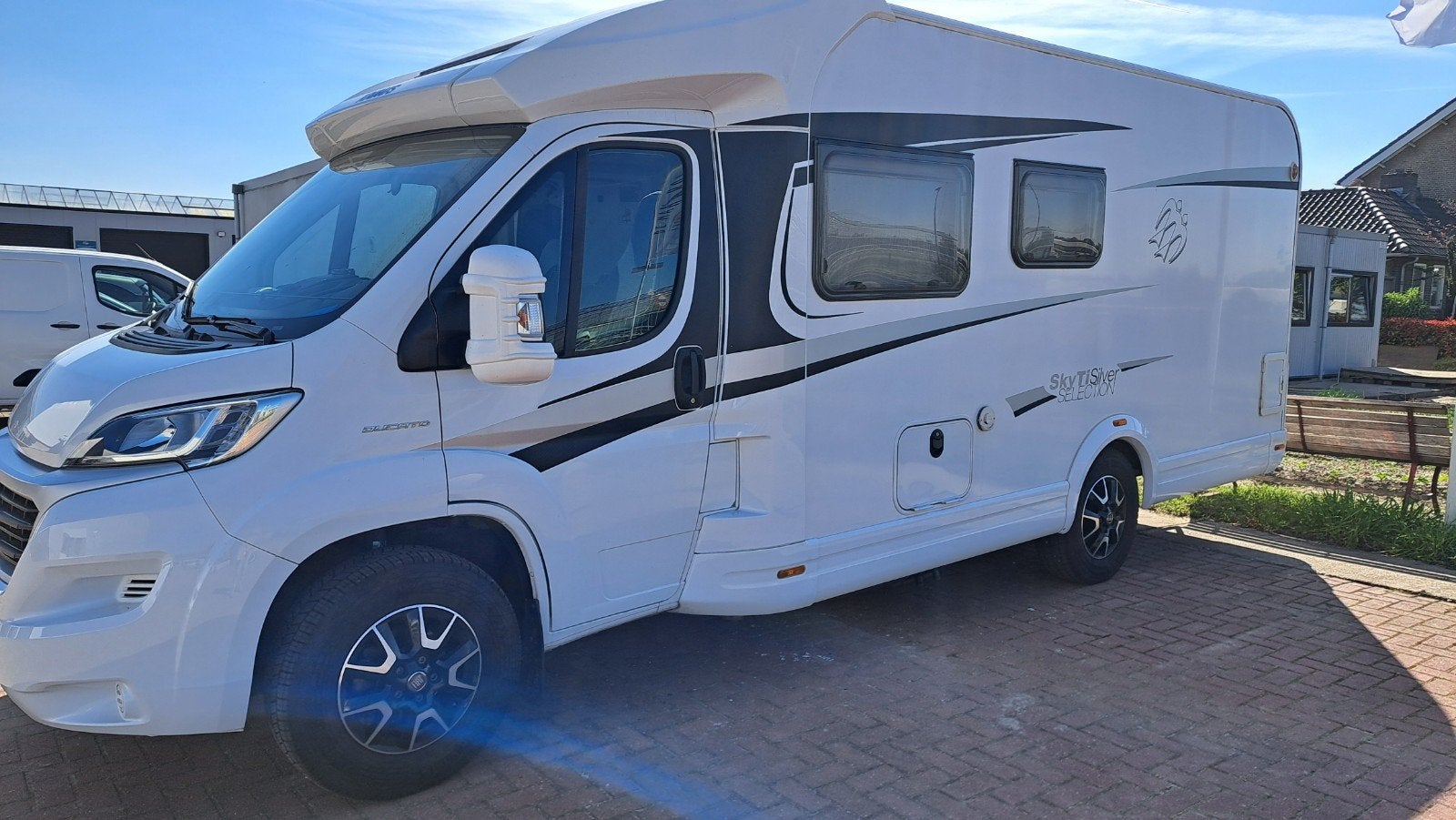 Knaus Sky Ti 650 MF- Luxe Half-integraal Camper, Automaat, Standaard zit, Douche, Ringverwarming