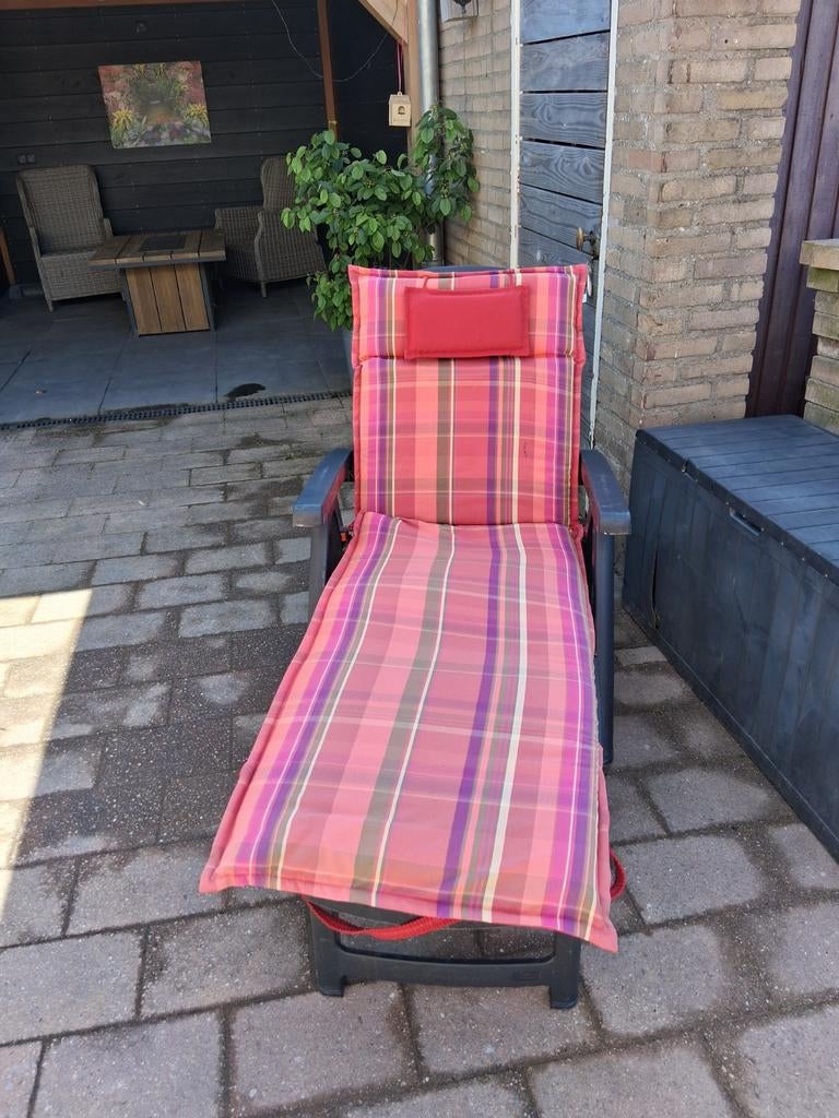 Ligstoel met kussen - Gebruikt, Tuin en Terras, Ligbedden, Ophalen, Gebruikt, Kunststof, Verstelbaar