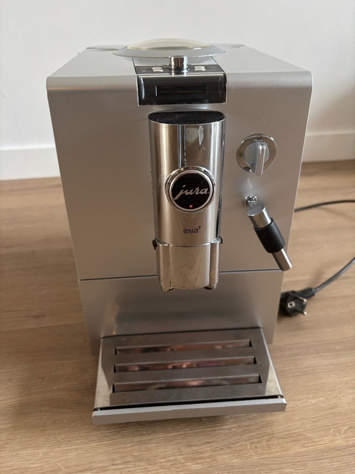Jura ENA 9 volautomatische espressomachine, Witgoed en Apparatuur, Gebruikt, Koffiemachine, Koffiebonen, 2 tot 4 kopjes