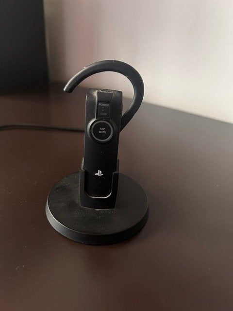 PlayStation Bluetooth Headset met laadstation, €15,-, Spelcomputers en Games, Ophalen of Verzenden, Zo goed als nieuw, Microfoon