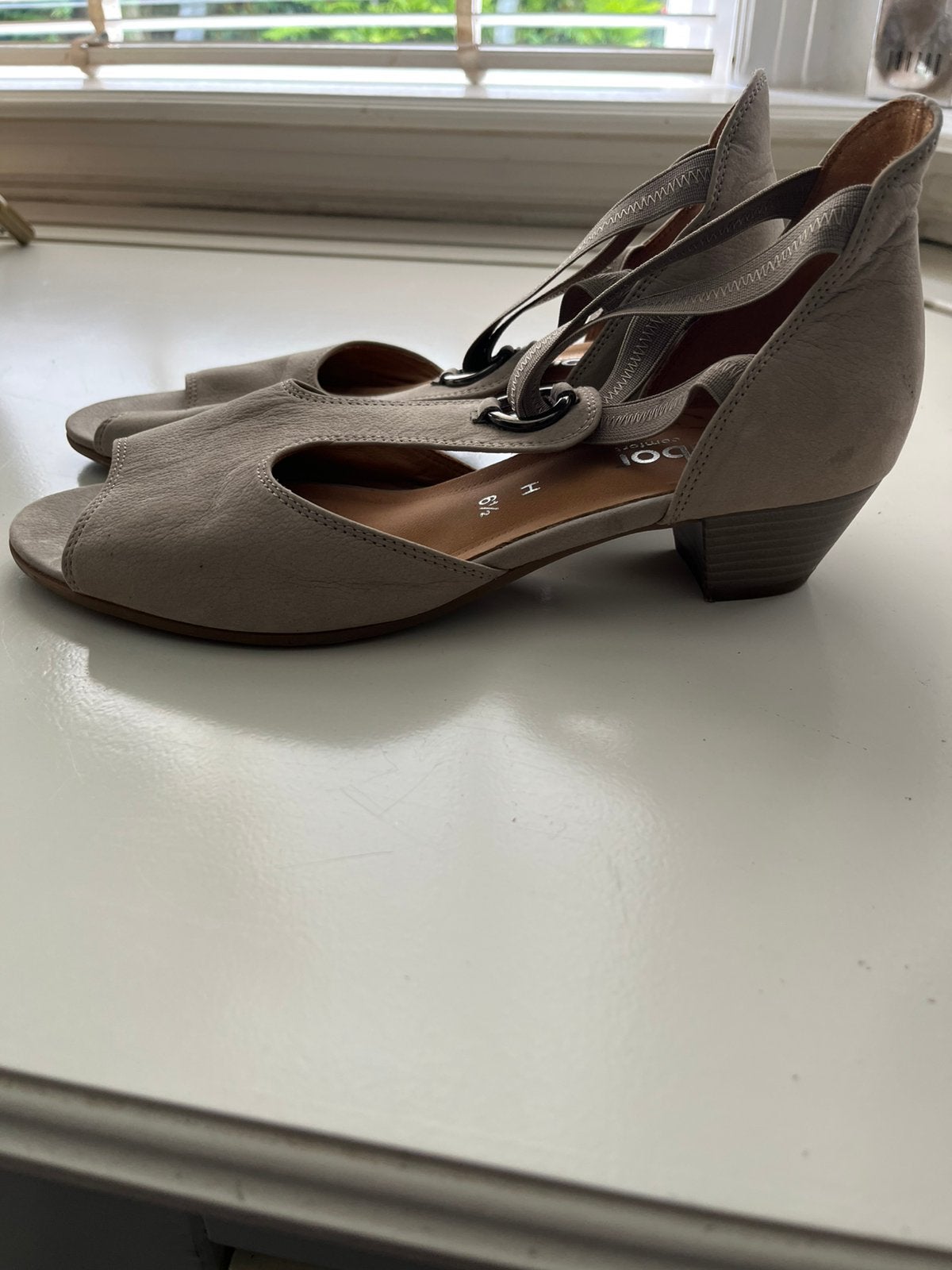 Gabor leren sandalen met hakje., Kleding | Dames, Schoenen, Ophalen of Verzenden, Zo goed als nieuw, Beige, Sandalen of Muiltjes