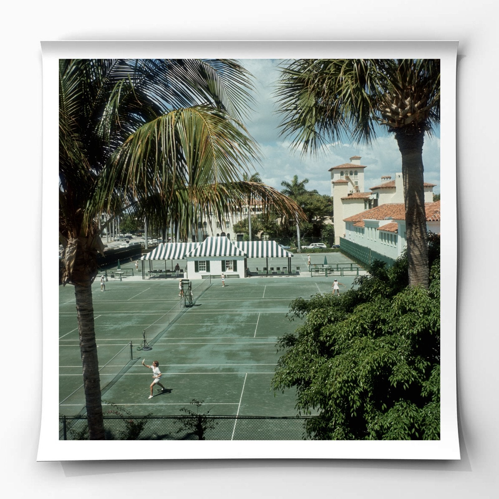 Everglades Tennis Club, Palm Beach Florida, 1968 Slim Aarons, Ophalen of Verzenden, Zo goed als nieuw, Minder dan 50 cm, Foto of Poster