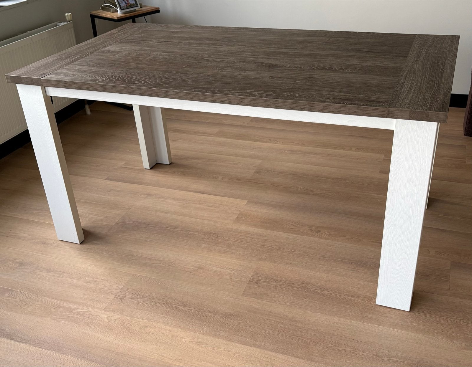eettafel met houtlook blad en witte poten, Huis en Inrichting, Tafels | Eettafels, Ophalen, 50 tot 100 cm, Zo goed als nieuw, 150 tot 200 cm