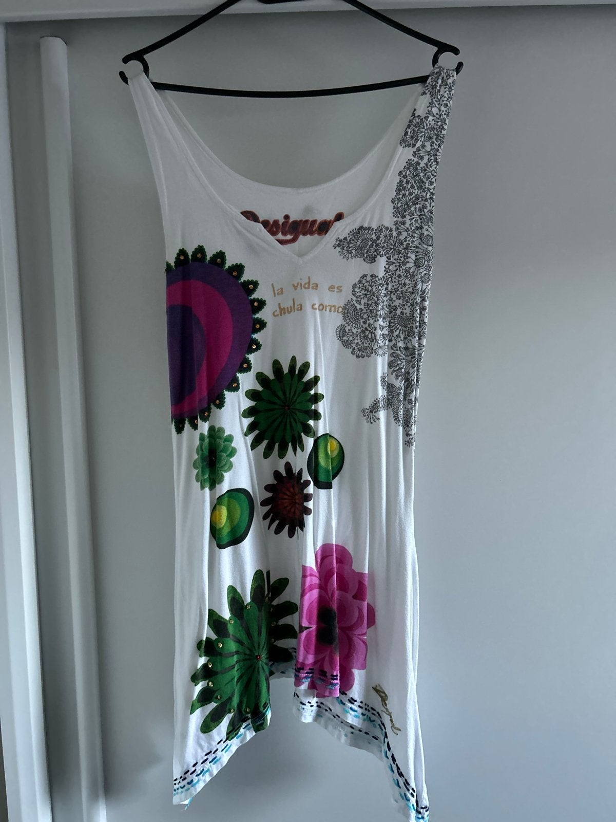 Desigual jurk met bloemenprint en tekst - Maat 38/40, Ophalen of Verzenden, Gedragen, Maat 38/40 (M), Wit