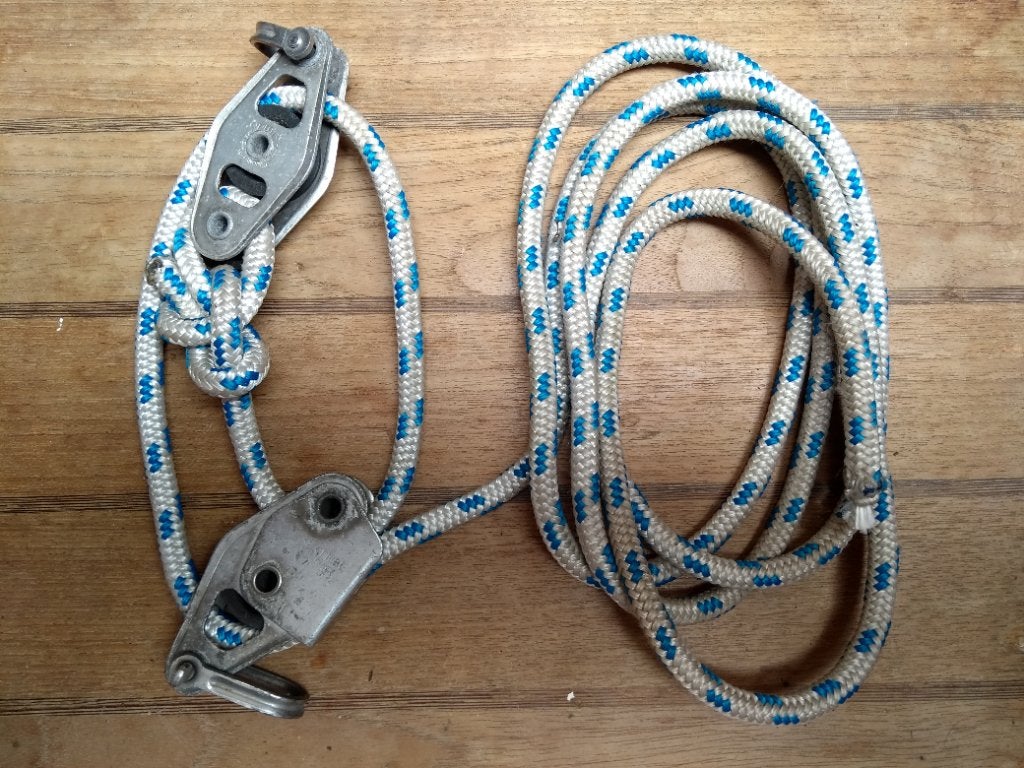 Takeltje met 2 Emrat 2-schijfs 10 mm blokjes, Ophalen of Verzenden, Gebruikt, Lijn of Blok