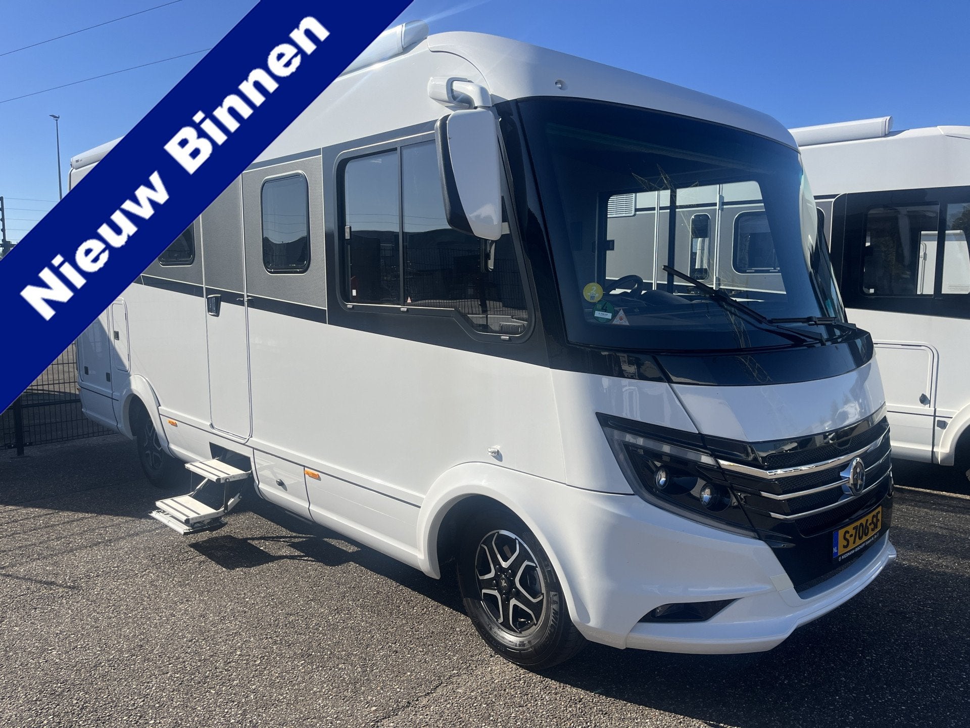 NIESMANN BISCHOFF iSmove 6.9E Aut 5-persoons Levelsysteem, Caravans en Kamperen, Niesmann+Bischoff, Galliersweg 39
5349AT  OSS, NL