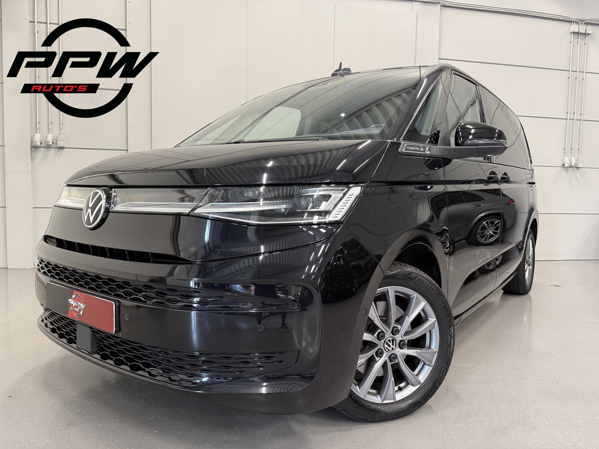 Volkswagen Multivan 1.4 eHybrid Energetic 6p. PANO/LEER-ALCA, Auto's, Dealer onderhouden, Gebruikt, Zwart, Met garantie (alle)