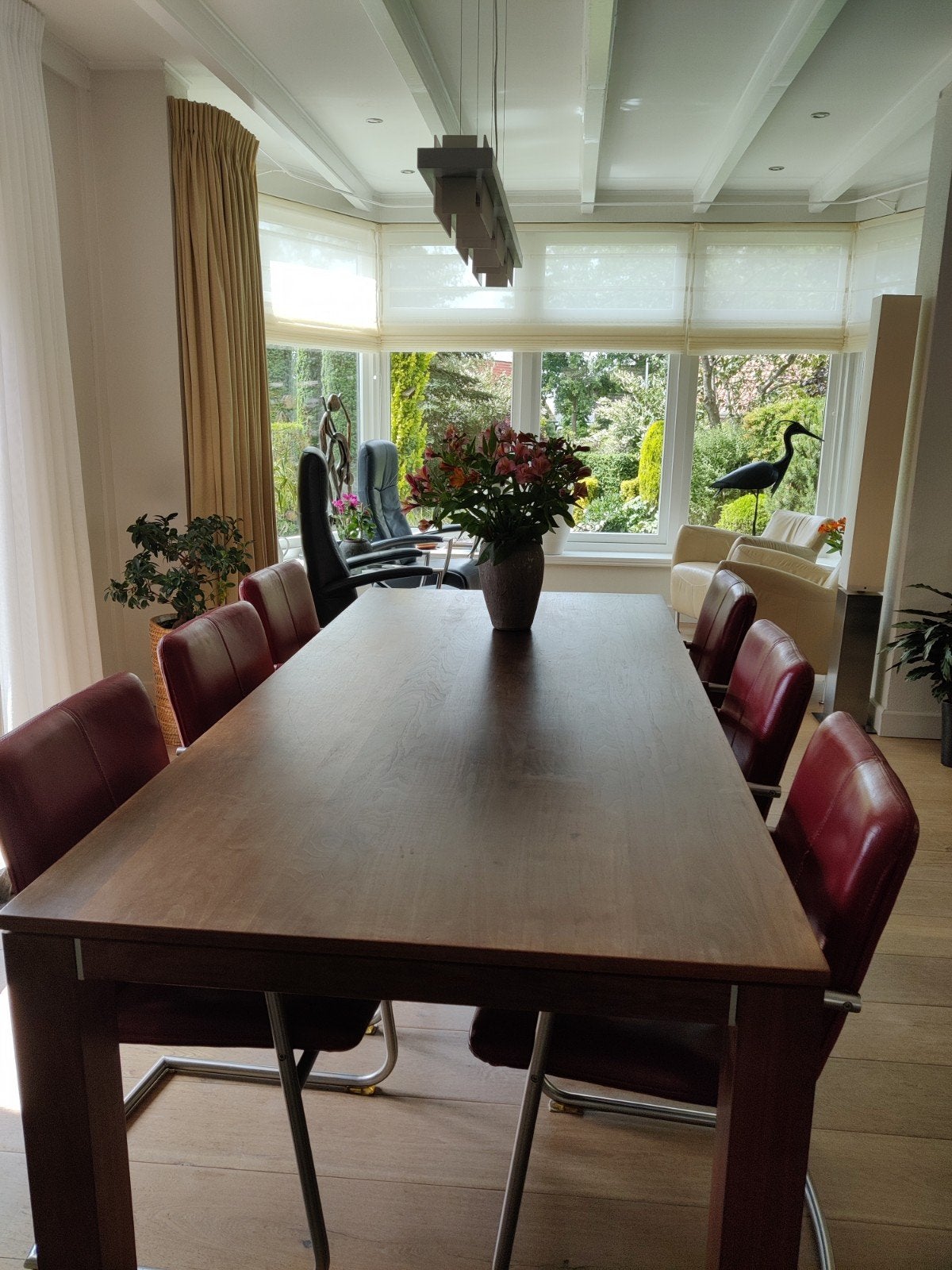 Noten tafel 1 mtr. bij 2.20 met 6 rood leren stoelen, Ophalen, Gebruikt
