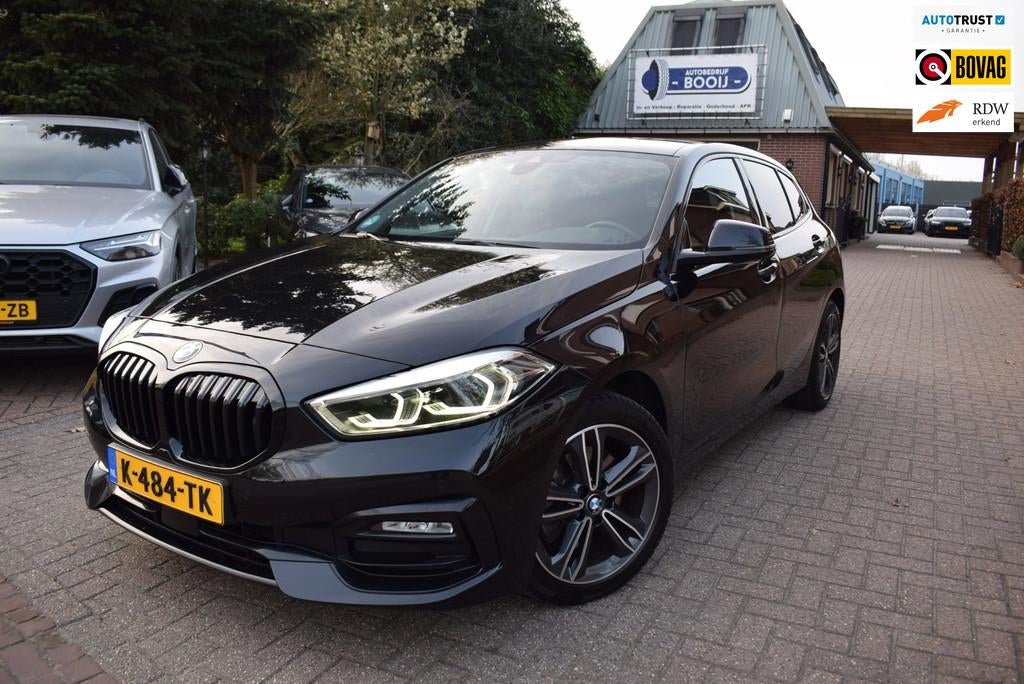 BMW 1-serie 118i High Executive Edition AUTOM/NAVI/CRUISE/CA, Auto's, 136 pk, Gebruikt, Leder en Stof, Zwart