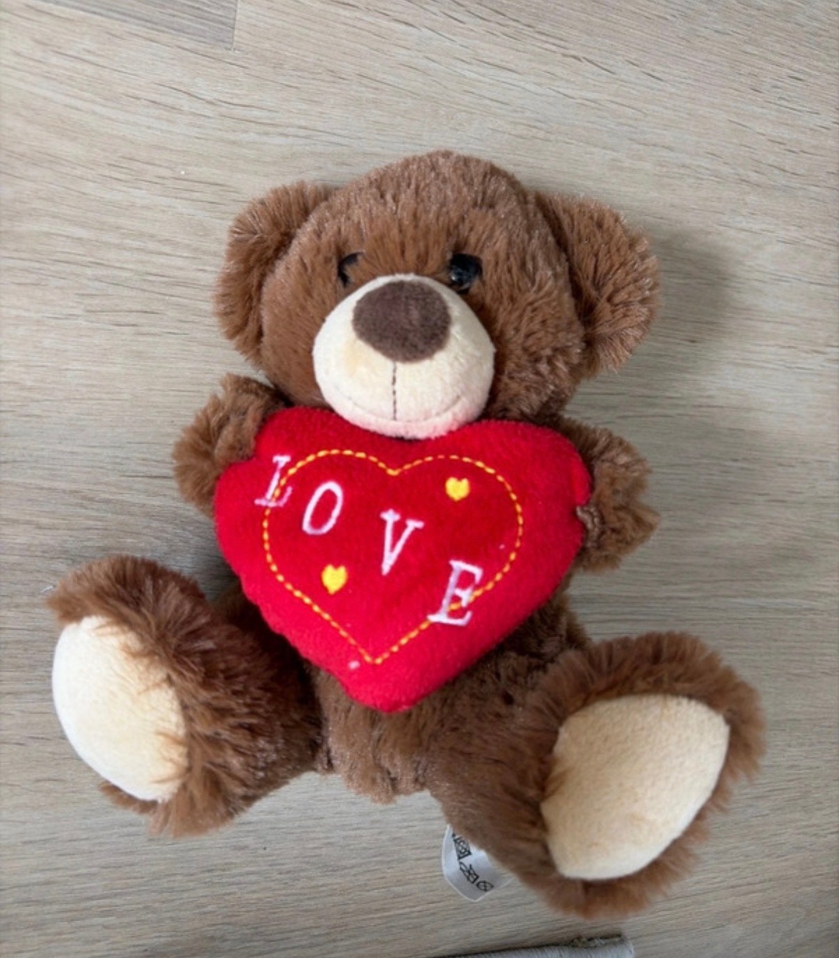 Bruine teddybeer met rood hartje 'LOVE', Beer, Ophalen of Verzenden, Zo goed als nieuw, Met kleding of accessoire