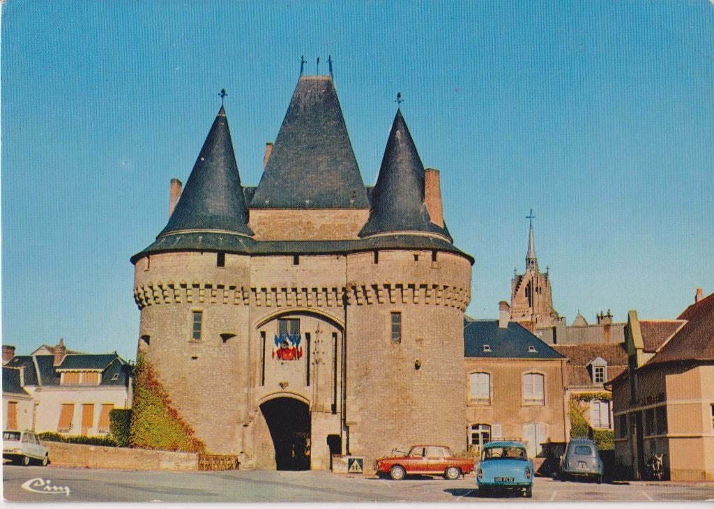 Frankrijk, La Ferte Bernard met auto's o.a. Renault 8, Ophalen of Verzenden, 1960 tot 1980, Gelopen, Frankrijk