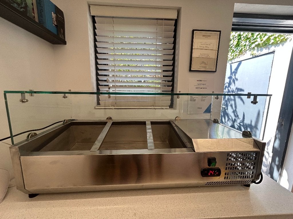 Gekoelde RVS salade bar / werkbank, Zakelijke goederen, Horeca | Keukenapparatuur, Ophalen, Gebruikt, Koelen en Vriezen