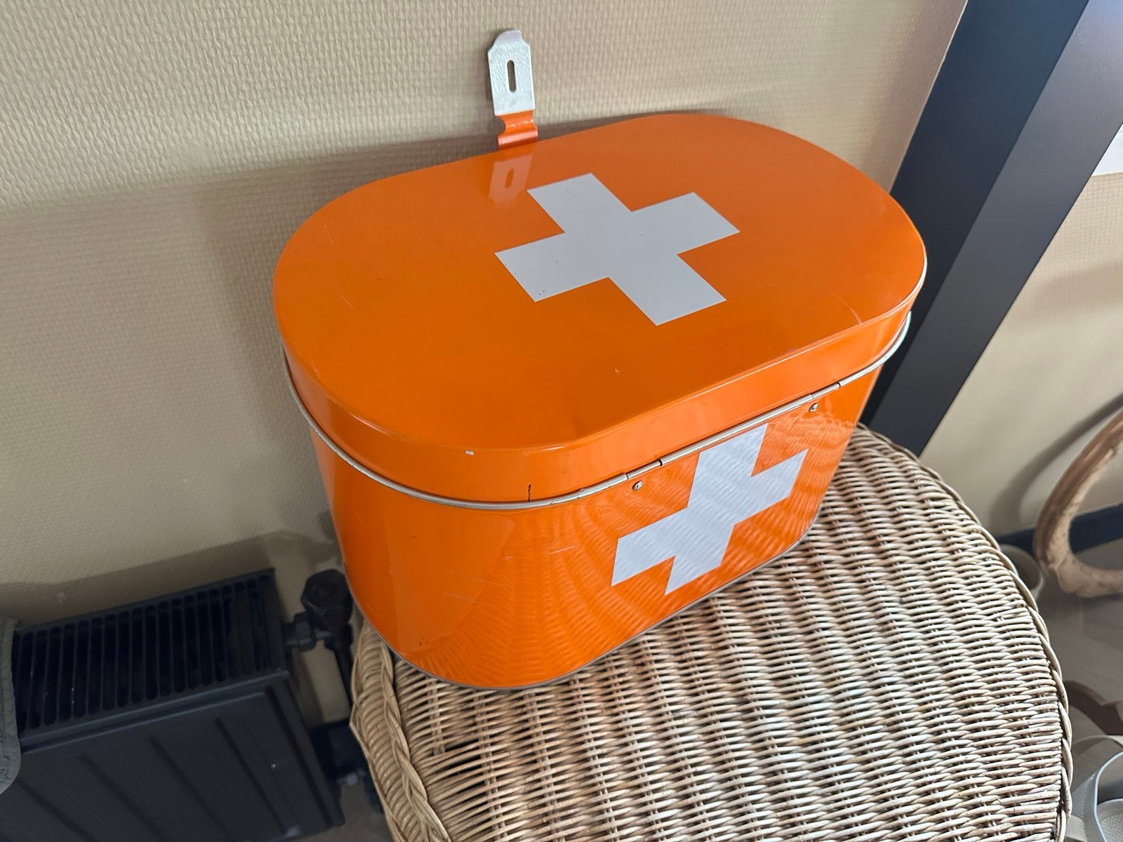 Vintage Oranje EHBO-doos met Wit Kruis, Ophalen of Verzenden