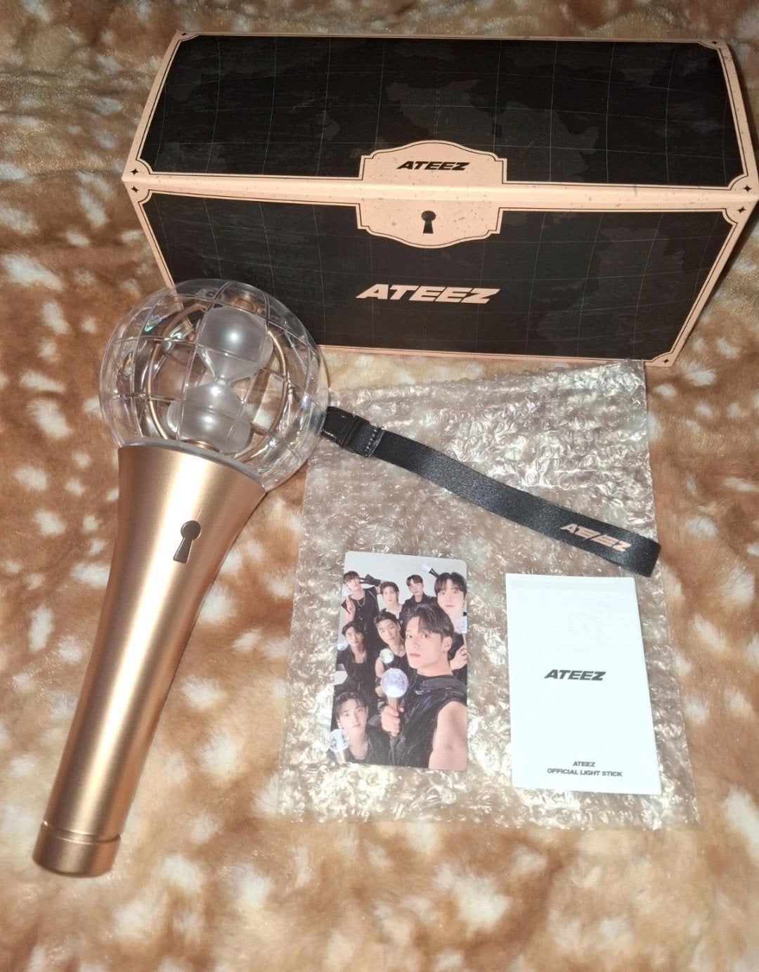ATEEZ Lightstick Ver. 2 lightiny, Verzamelen, Verzenden, Zo goed als nieuw, Foto of Kaart