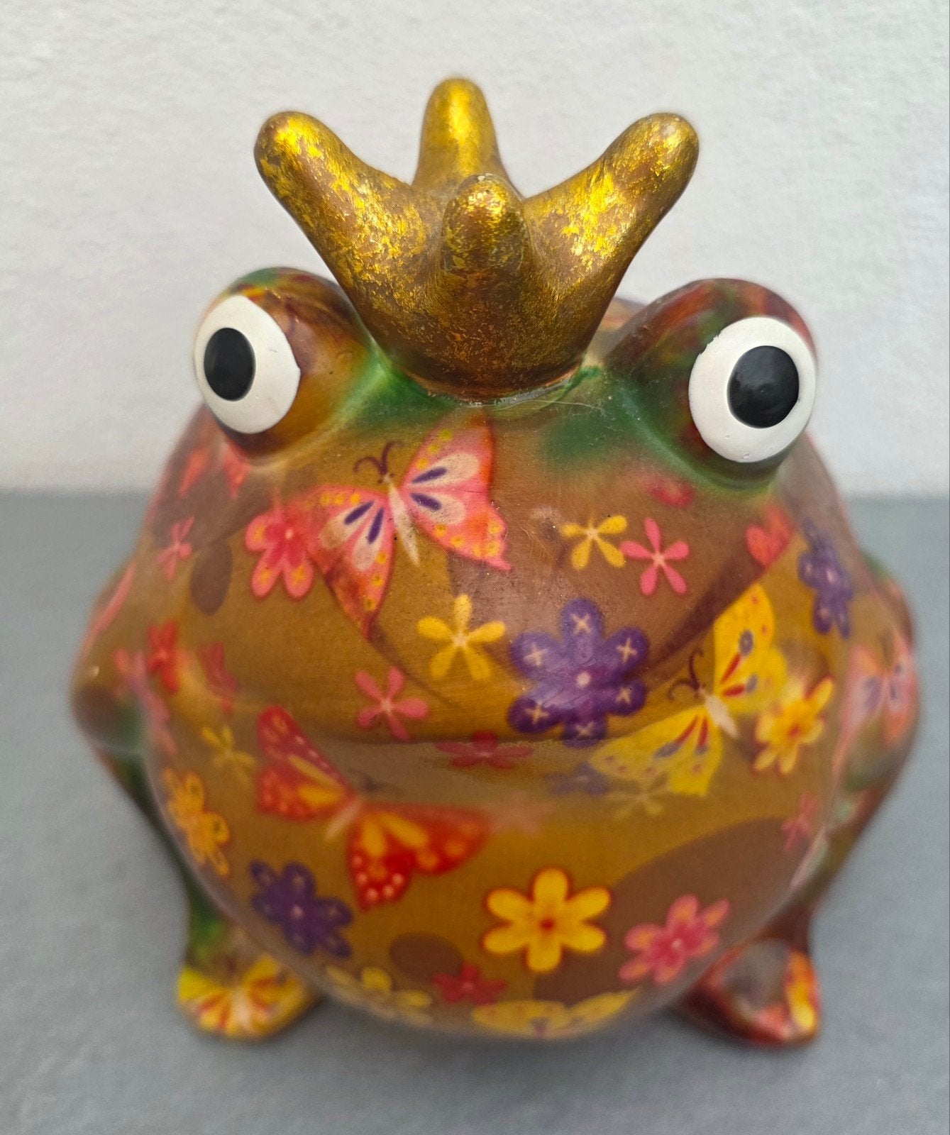 Pomme-Pidou spaarpot kikker met kroon en vlinders, Ophalen of Verzenden, Meerkleurig, Steen/keramiek, Overige stijlen