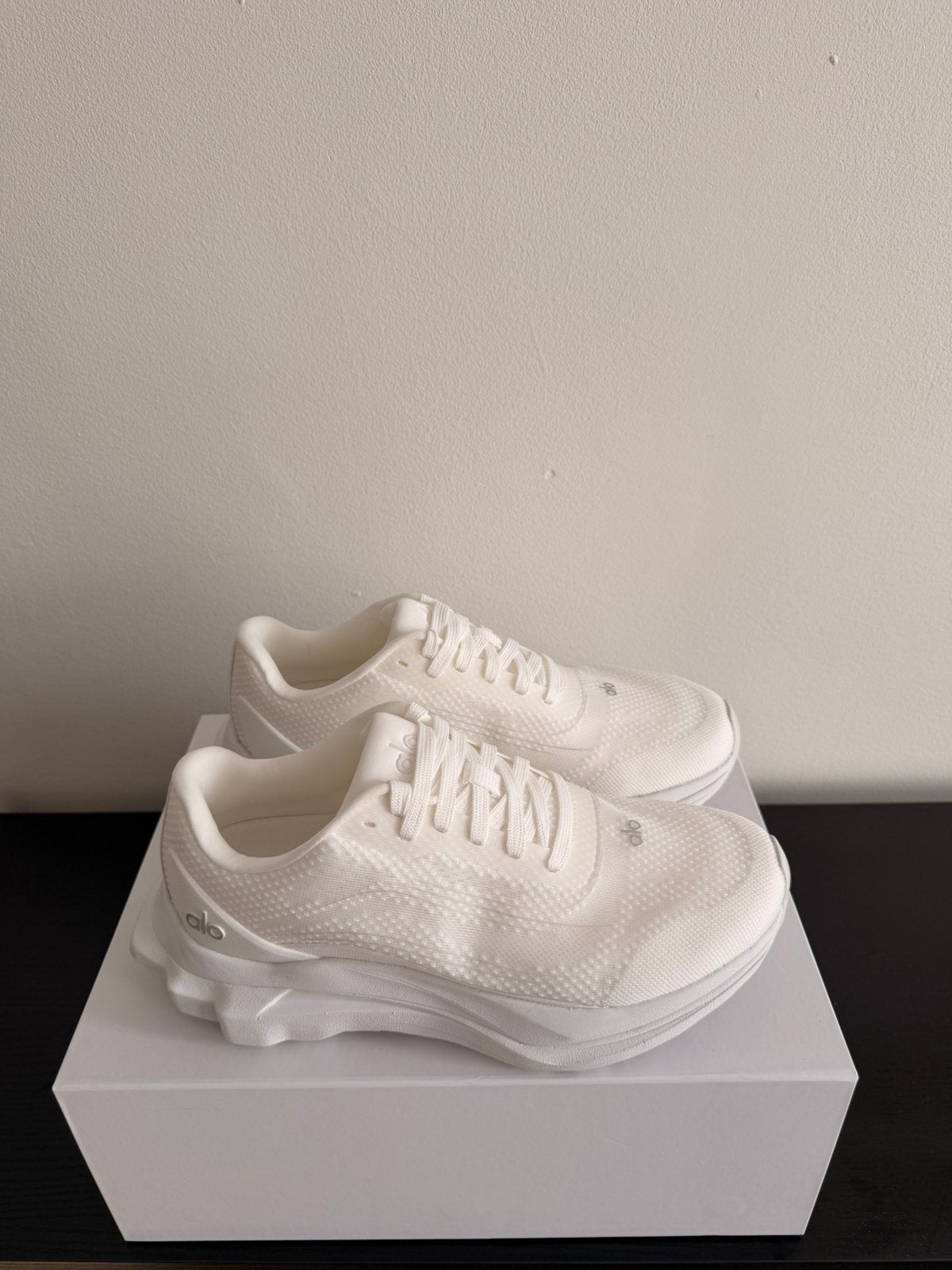 Alo - schoenen - wit - gloednieuw maat 37,5, Kleding | Dames, Ophalen, Nieuw, Wit, Sneakers of Gympen