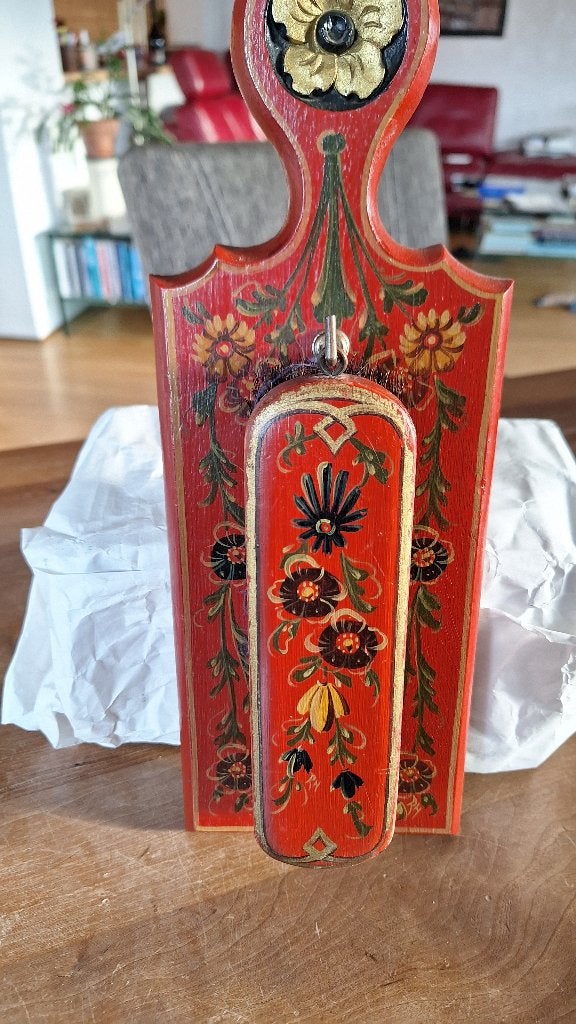 Hindelooper kleerborstel op hangbord, Ophalen