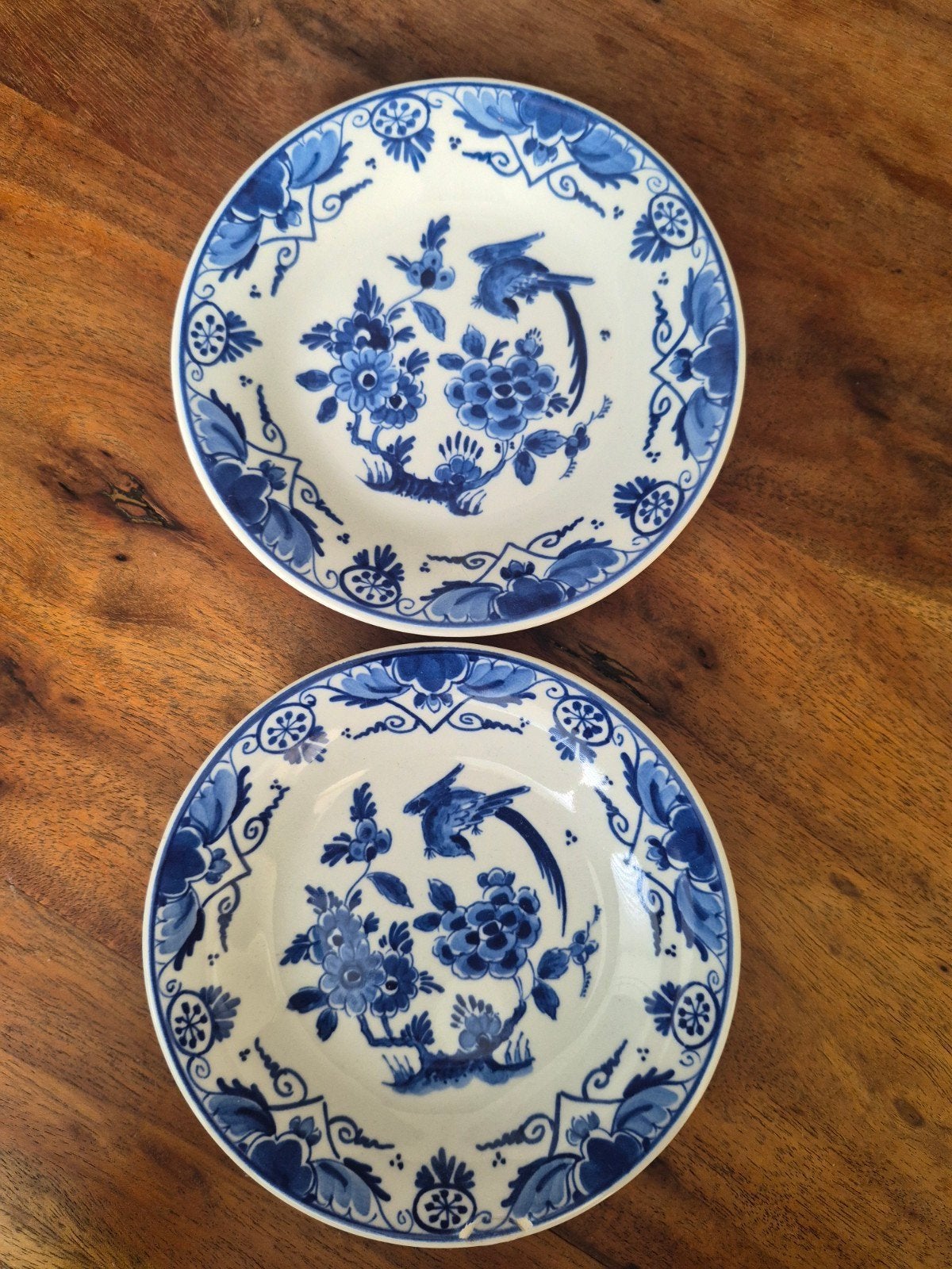 Set van 2 handgeschilderde Delfts blauwe borden, Antiek en Kunst, Ophalen