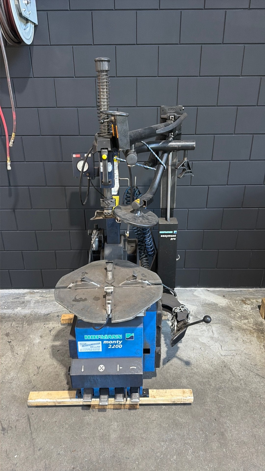 Hofmann Monty 2200 banden(de)monteermachine met Pro hulparm, Ophalen, Gebruikt