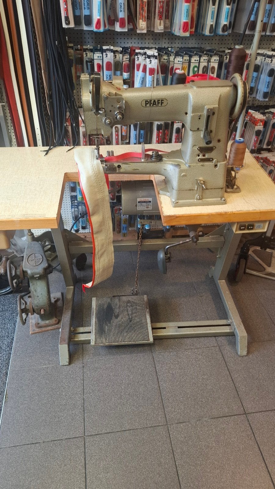 Pfaff 335 Industriële Naaimachine voor Leer, Ophalen of Verzenden, Naaimachine, Industrieel, Gebruikt