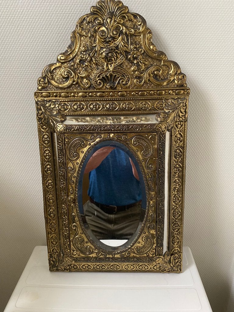 Spiegelkastje, Ophalen