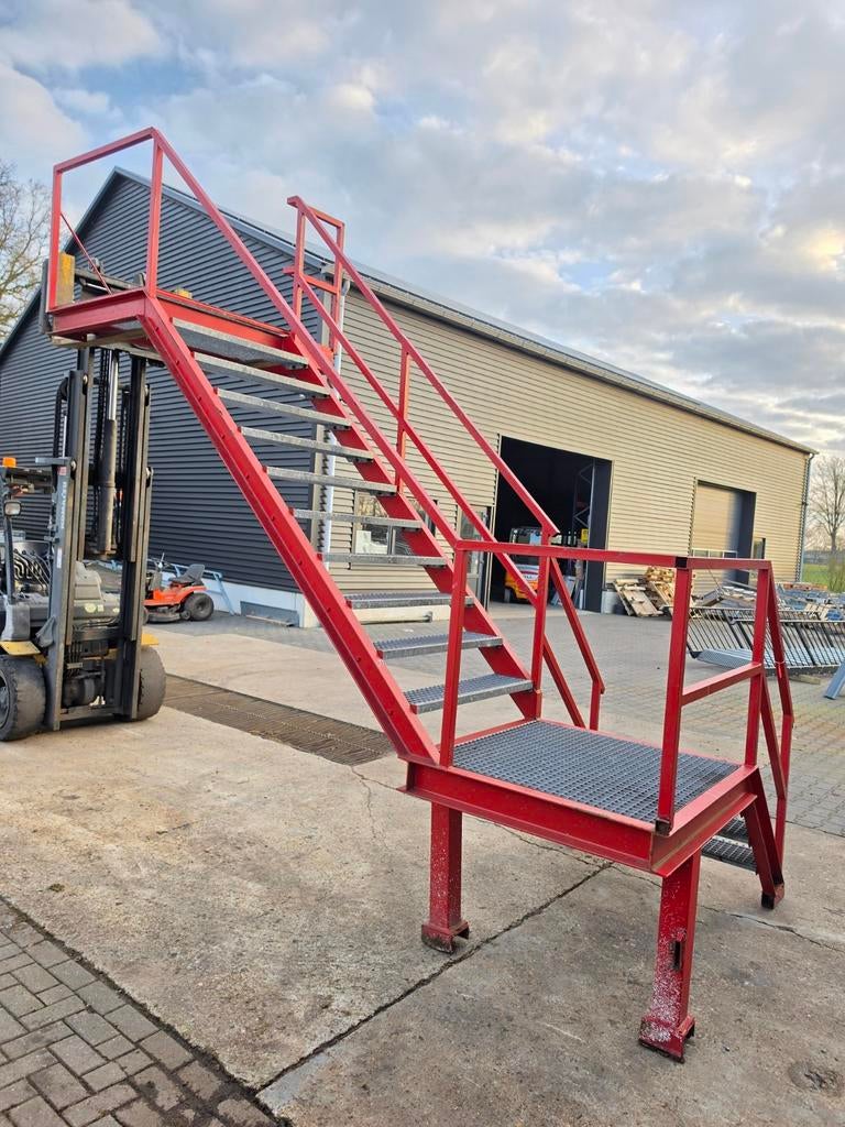 Stalen hoektrap met bordes rood. Hoog 3 mtr. Nor033, Ophalen, Nieuw