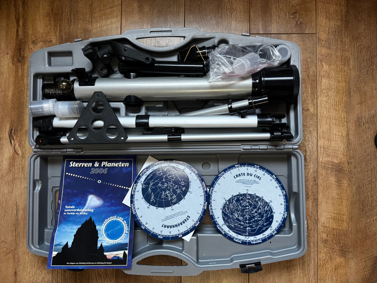 Refractortelescoop met accessoires en sterrenkaarten, Gebruikt, Lenzentelescoop (refractor), Met statief, Ophalen of Verzenden