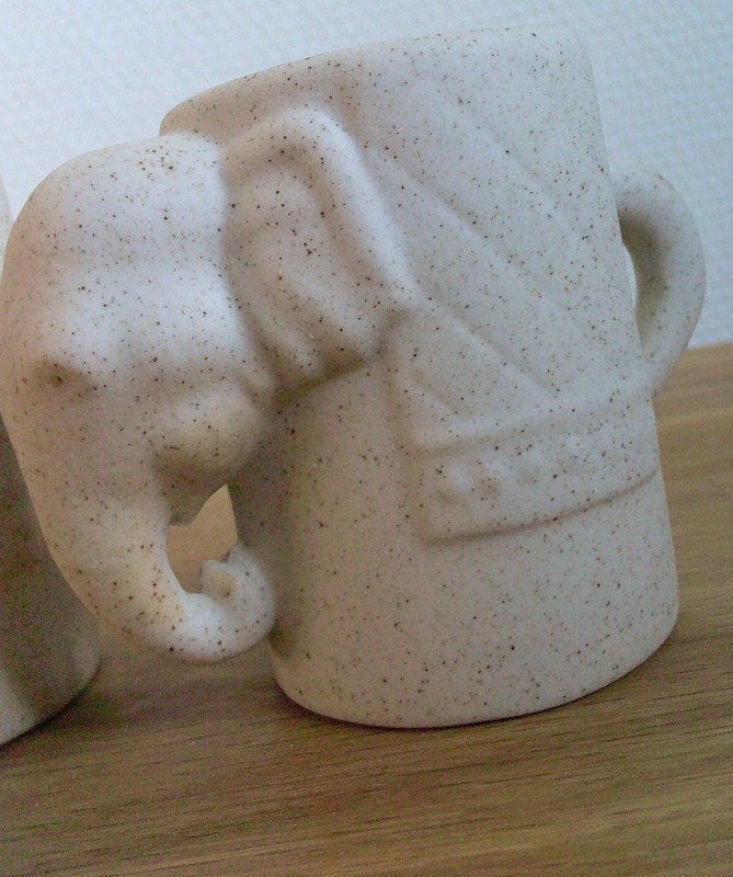 2 kleine keramiek mokjes olifanten vorm, Antiek en Kunst, Ophalen of Verzenden