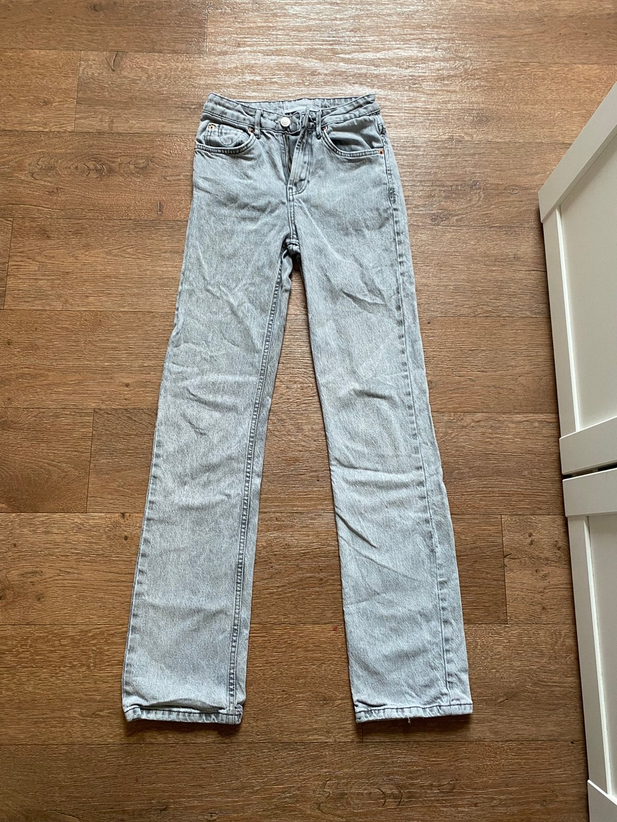Stradivarius broek, Kleding | Dames, Spijkerbroeken en Jeans, Ophalen of Verzenden, Gedragen, Grijs, W27 (confectie 34) of kleiner