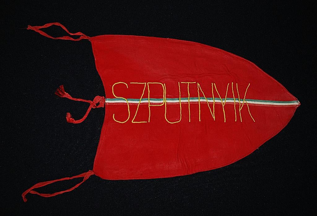 Satelliet Spoetnik Vaandel Oostblok Vlag Verenigingsgebouw, Antiek en Kunst, Curiosa en Brocante, Ophalen of Verzenden
