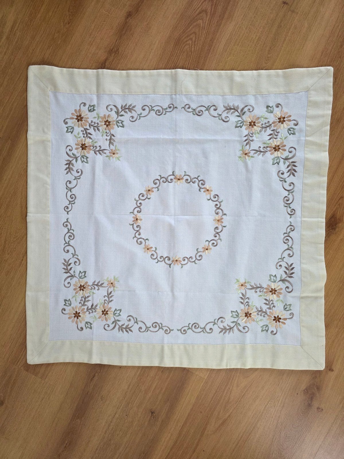 Zes tafelkleedjes, € 4,- per stuk., Ophalen of Verzenden, Zo goed als nieuw, Katoen, Wit