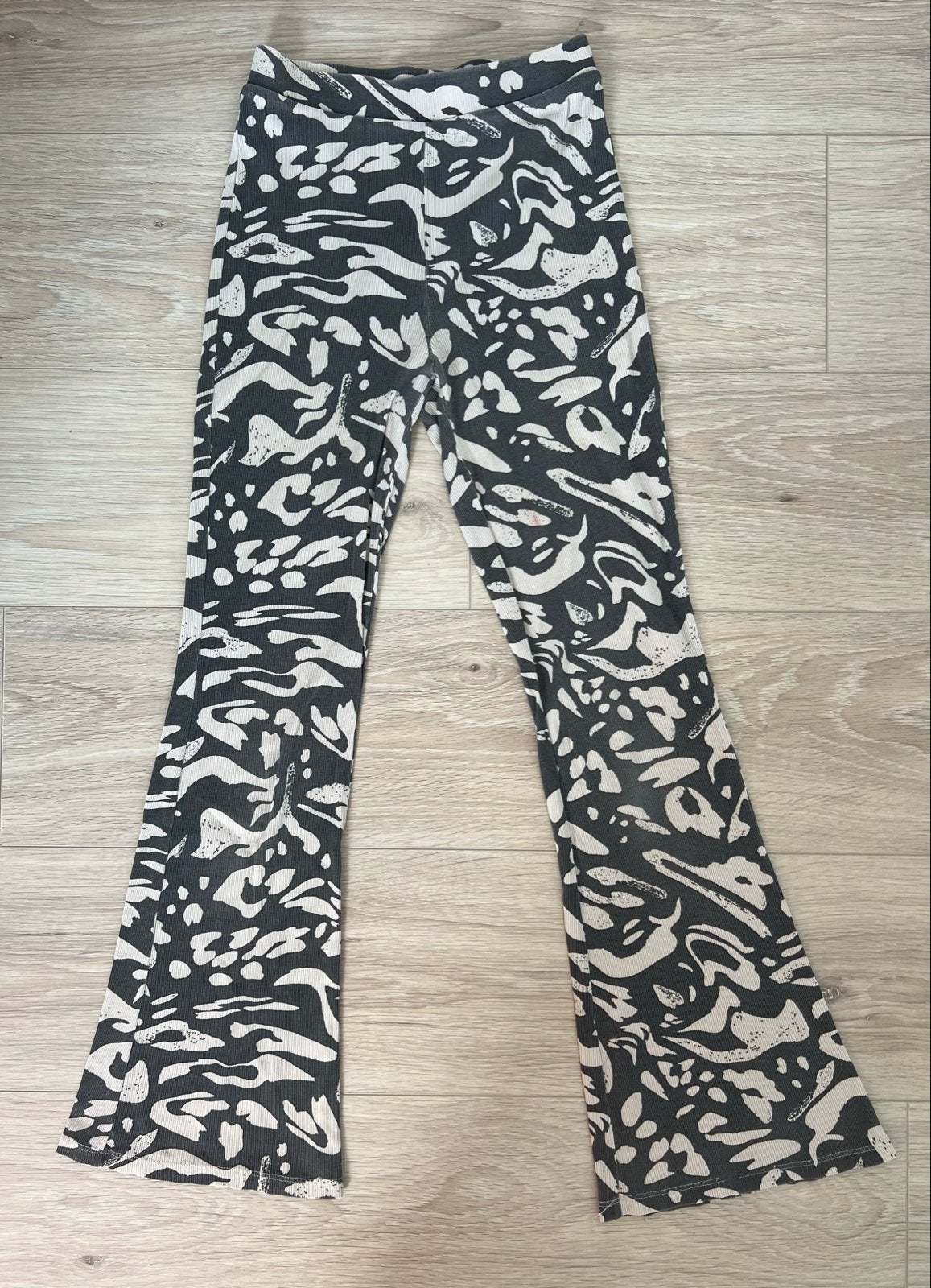 Grijs met witte flared broek van H&M, Ophalen of Verzenden, Gebruikt, Meisje, Broek