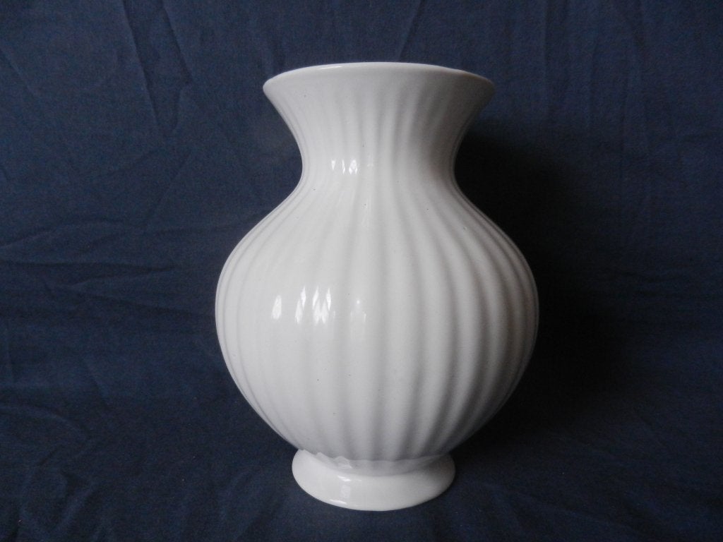 Geheel wit geglazuurde geribde vaas Velsen Sassenheim h 18,2, Antiek en Kunst, Ophalen of Verzenden
