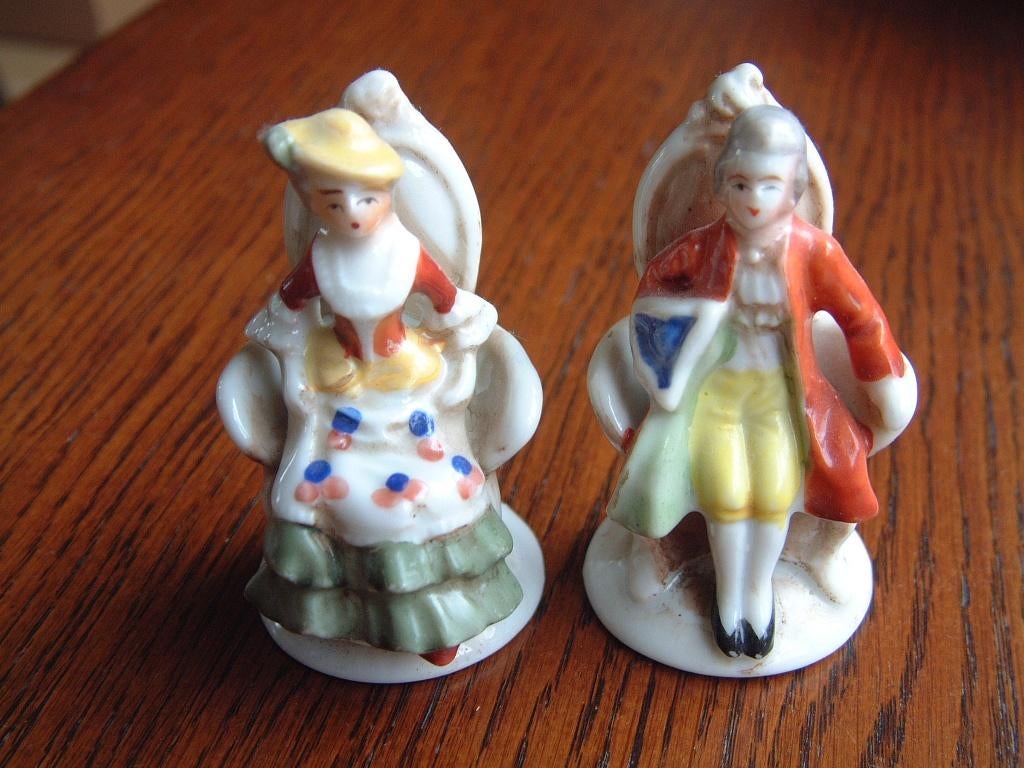 2 gave kleine oude beeldjes man en vrouw, Verzamelen, Beelden en Beeldjes, Zo goed als nieuw, Mens, Ophalen of Verzenden