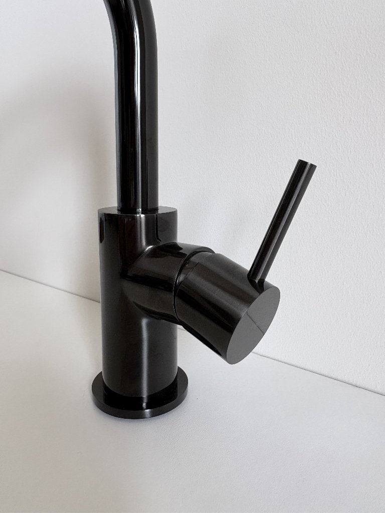 Nieuwe luxe wastafelkraan hoog | Gebogen uitloop | Gunmetal, Info@regn.nl, Vreebergen 5, 9403 ET Assen, Regn, Nieuw