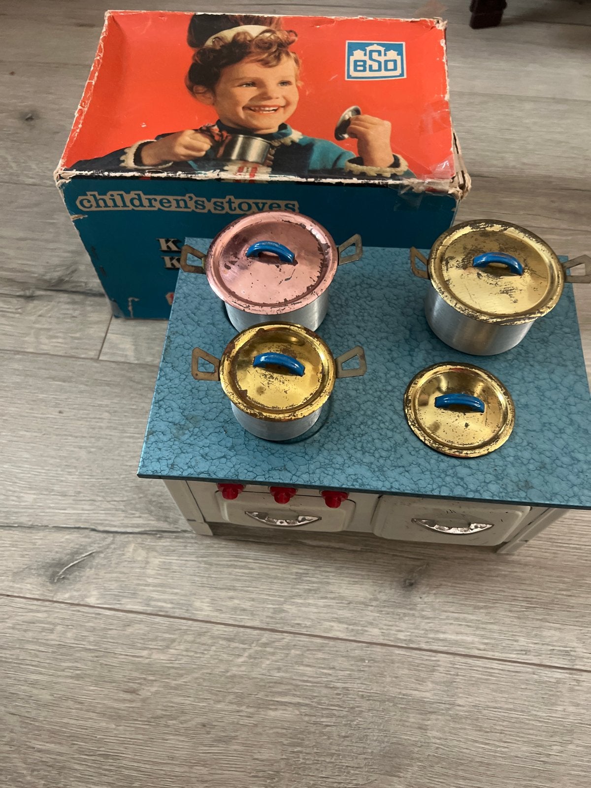 Vintage kinderfornuis met potjes en pannen - Jaren '60, Ophalen of Verzenden, Gebruikt, Overige materialen, Speelkeuken