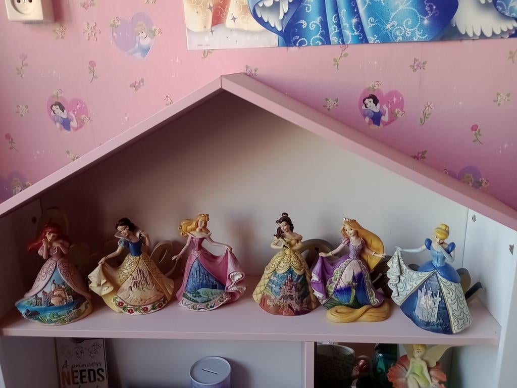 Disney traditions 6 prinsessen met kasteel in jurk, Ophalen of Verzenden, Assepoester of Belle, Zo goed als nieuw, Beeldje of Figuurtje