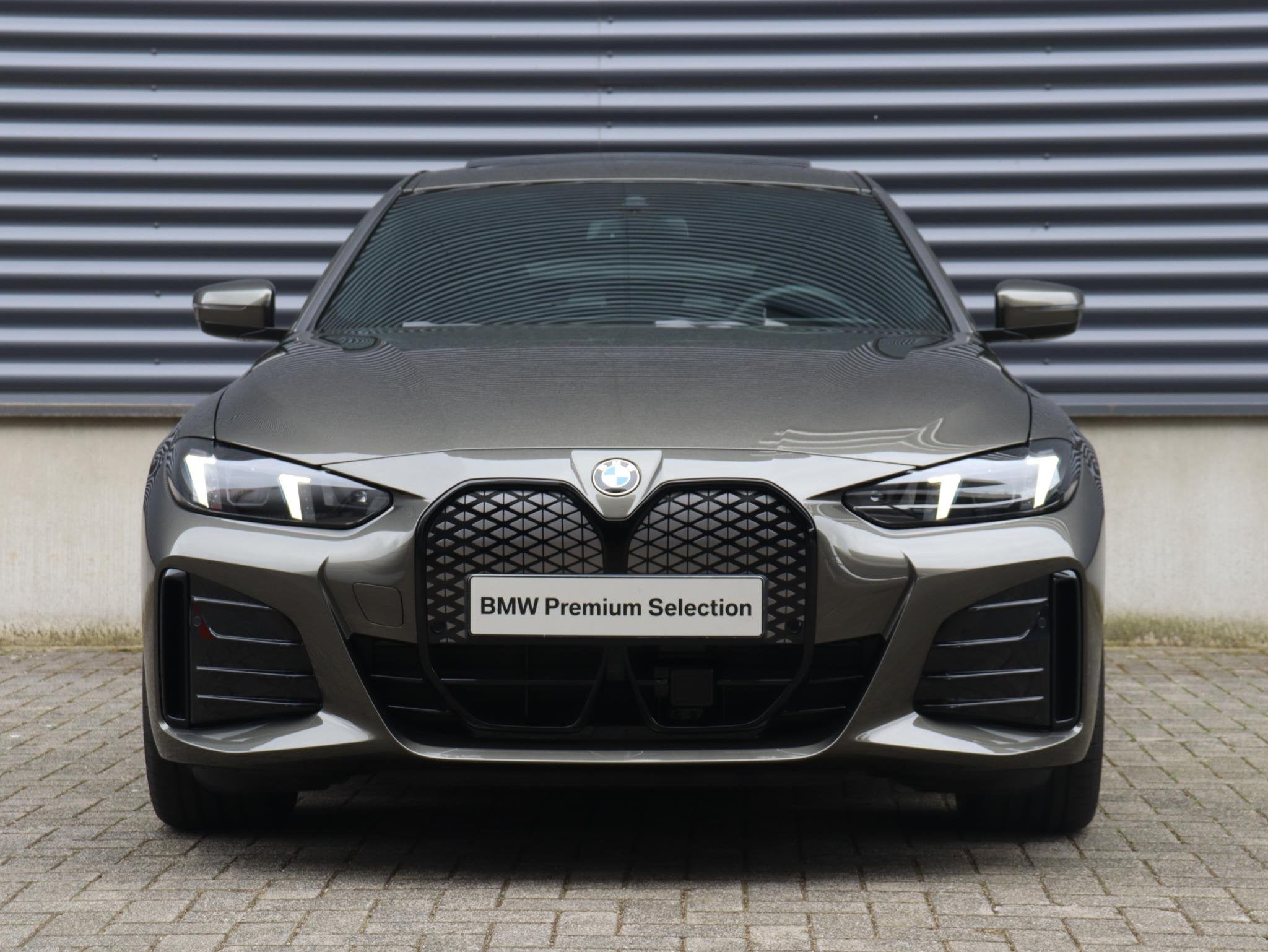BMW i4 eDrive35 | M Sportpakket Pro | Panodak | Individual L, Stuurwielverwarming, Zwart, Met garantie (alle), 420 min