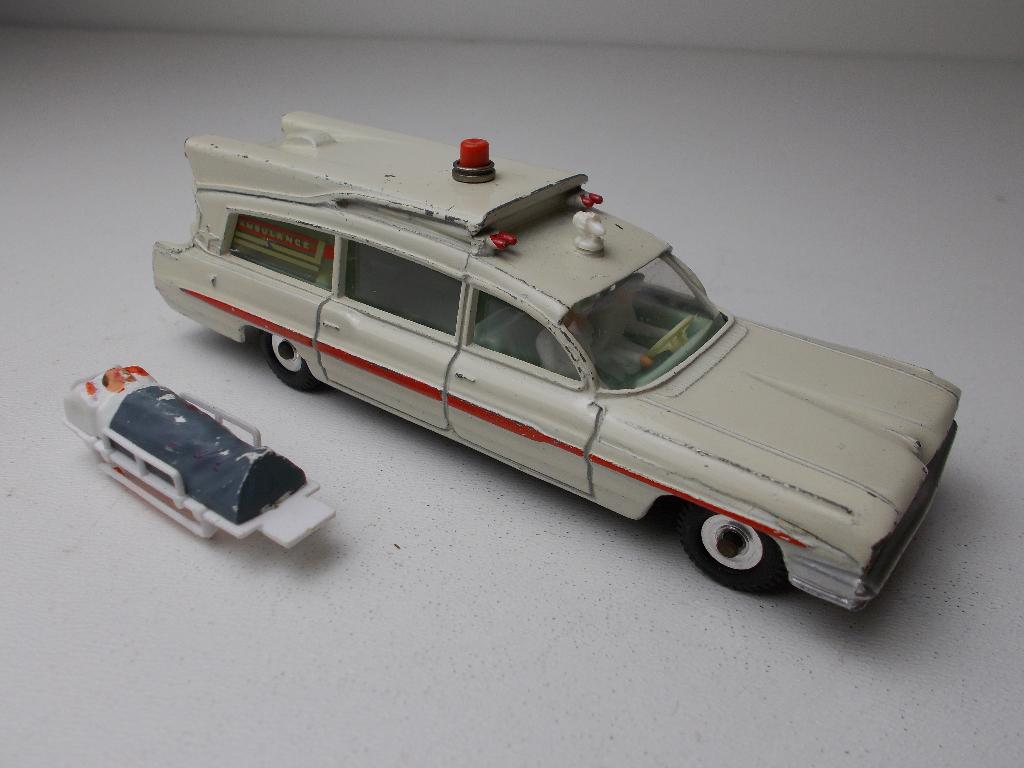 1962 Dinky Toys 263 SUPERIOR CRITERION AMBULANCE+BRANCARD -B