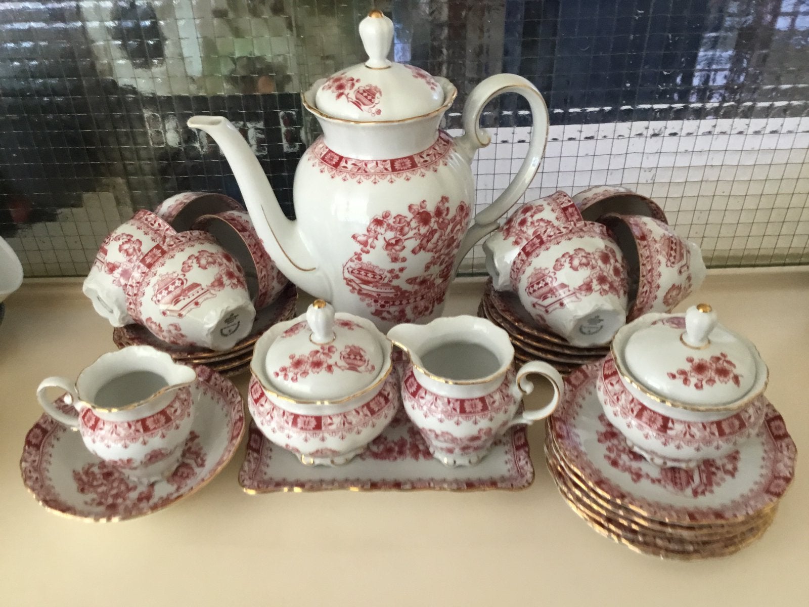 Roze servies, Ophalen