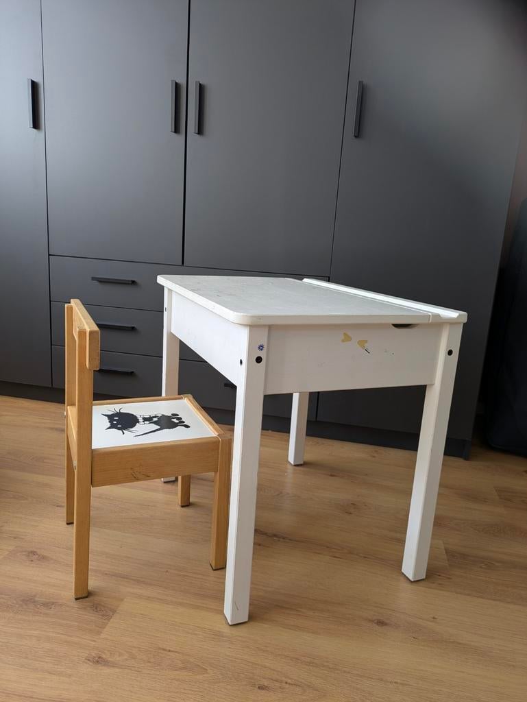 Houten kinderbureau met klep en Siepie stoel, Kinderen en Baby's, Kinderkamer | Tafels en Stoelen, Gebruikt, Tafel(s) en Stoel(en)