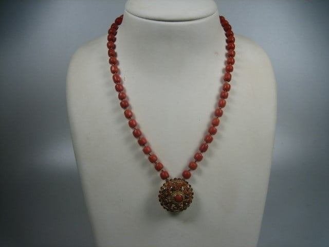 Antiek ketting bloedkoraal met 14 karaat gouden hanger etc.