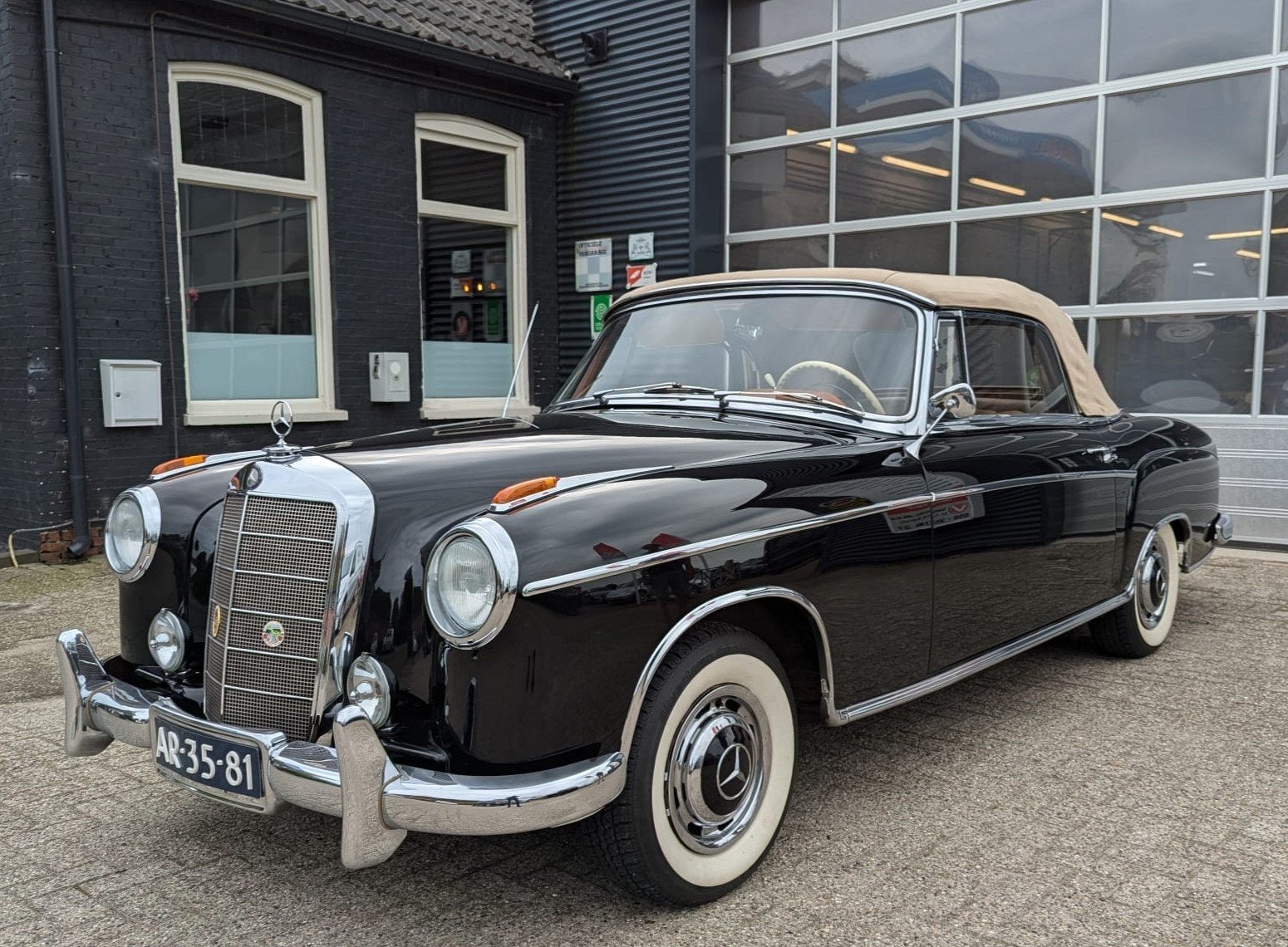 Mercedes 220 S Cabriolet, Automaat, Dealer onderhouden, 4 stoelen, Zwart