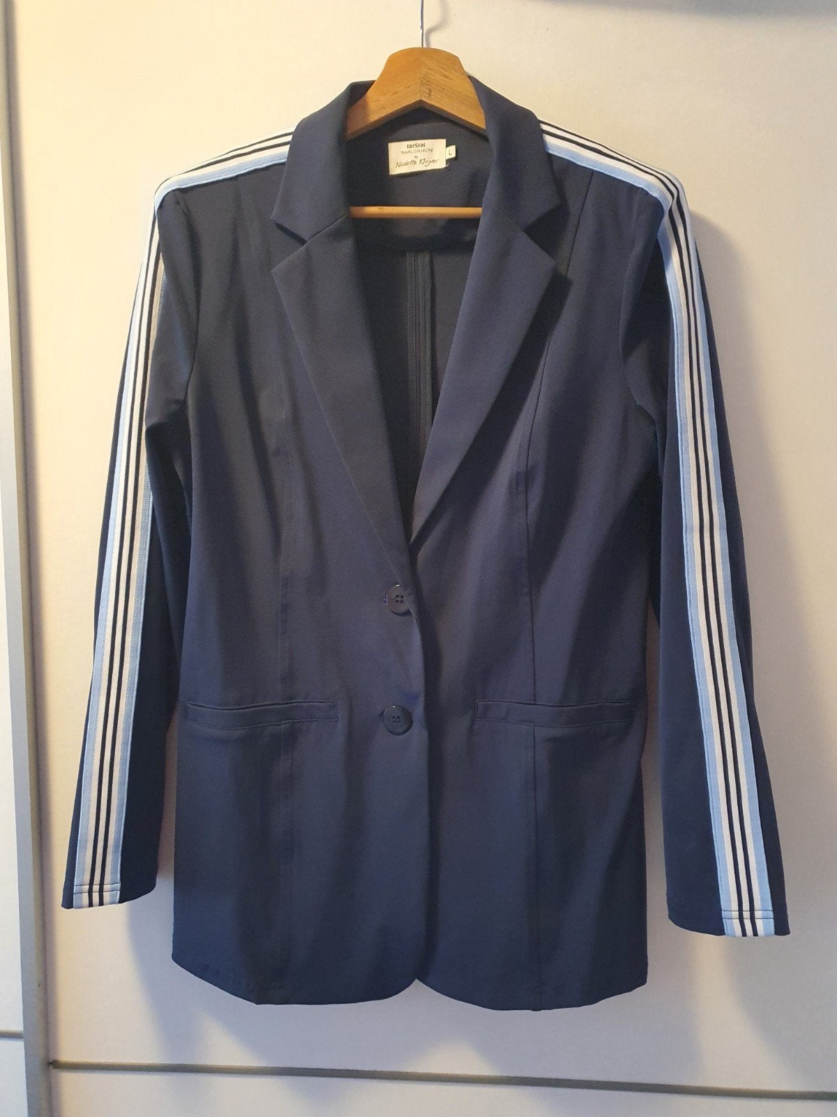 Nieuw! Blauwe travelstof blazer Nicolette Kluiver maat L!, Kleding | Dames, Verzenden, Nieuw, Maat 38/40 (M), Blauw