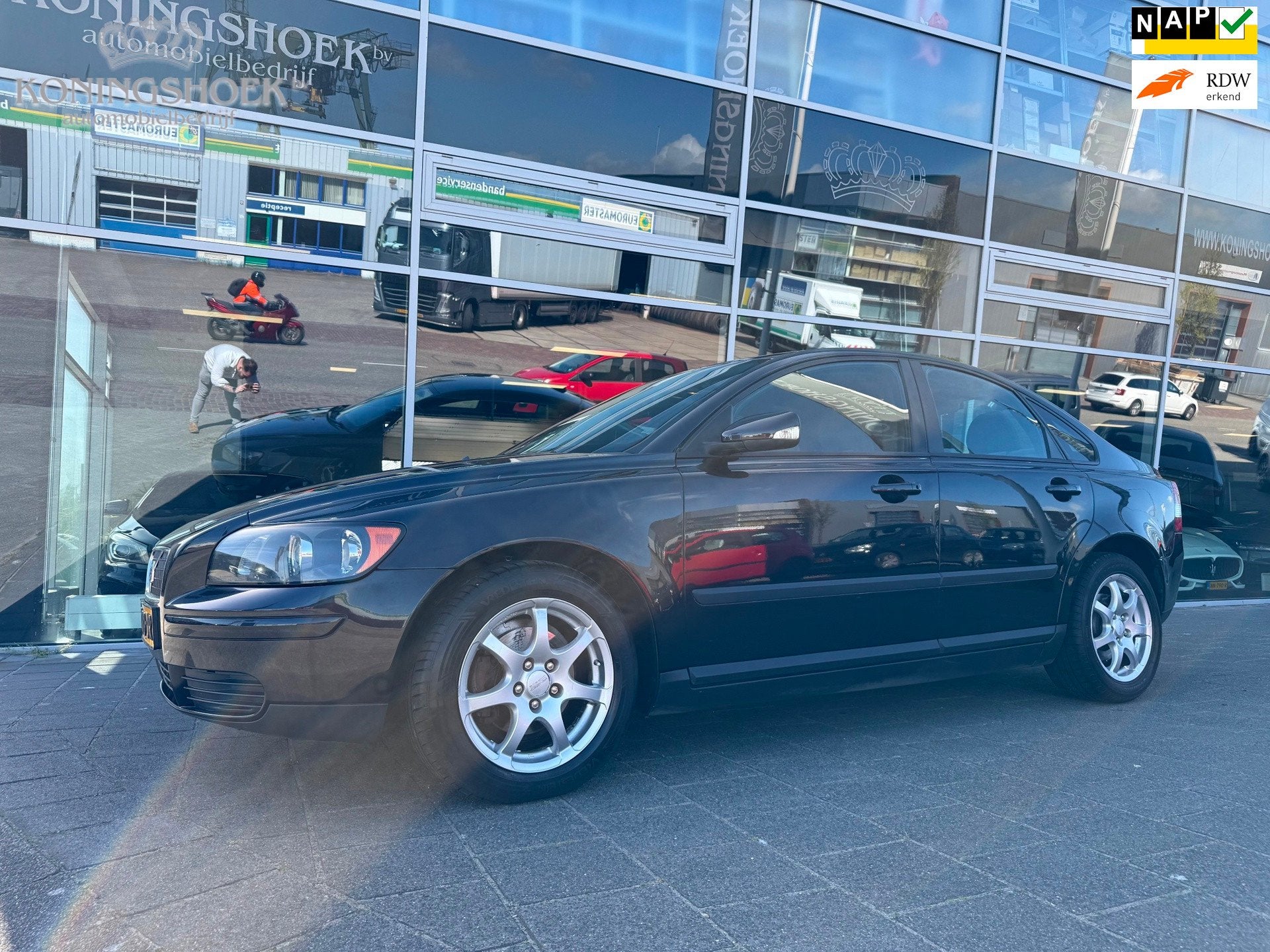 Volvo S40 1.8 Momentum, Auto's, Volvo, Voorwielaandrijving, 125 pk, Gebruikt, Zwart