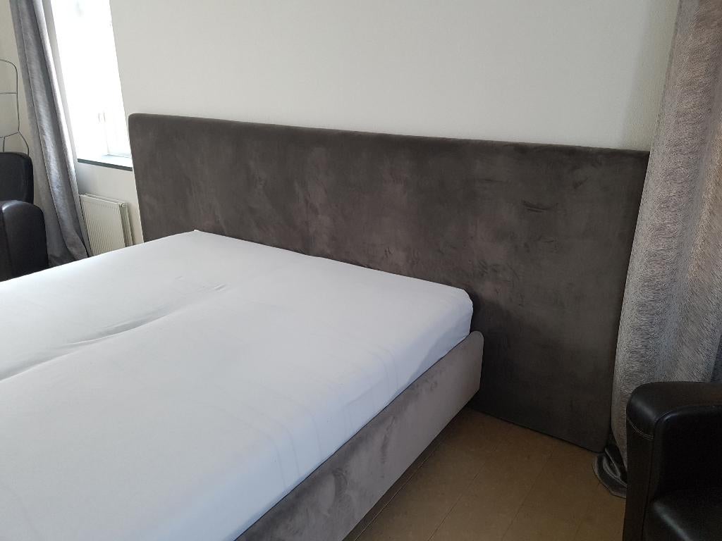 Nieuw bed ombouw, headboard en velours bekleding + gordijnen, Ophalen, Overige materialen, Modern klassiek, 180 cm