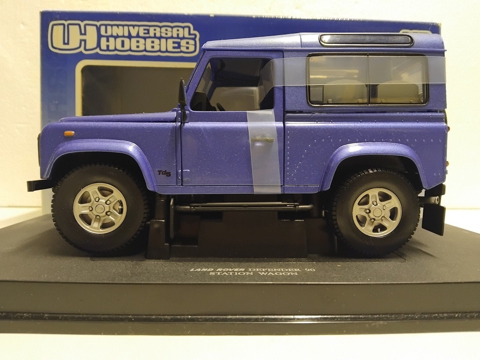 schade Land Rover Defender 90 Universal Hobbies 1:18 KRD, Ophalen of Verzenden, Zo goed als nieuw, Auto, Overige merken